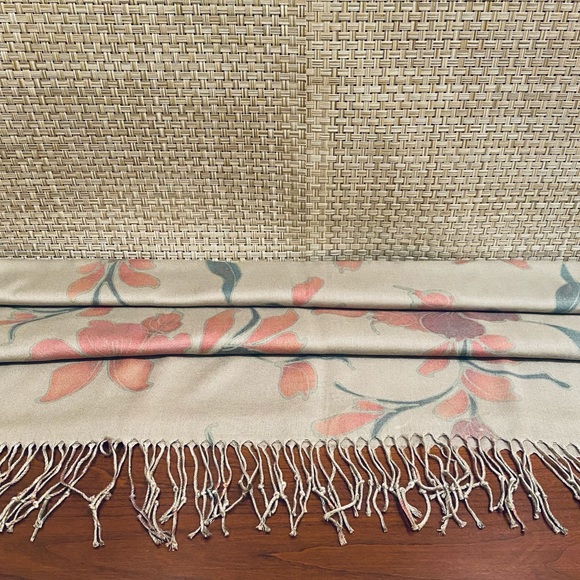 🌟HP🌟NWOT Cotton Khaki Floral Fringed Wrap - Picture 4 of 8